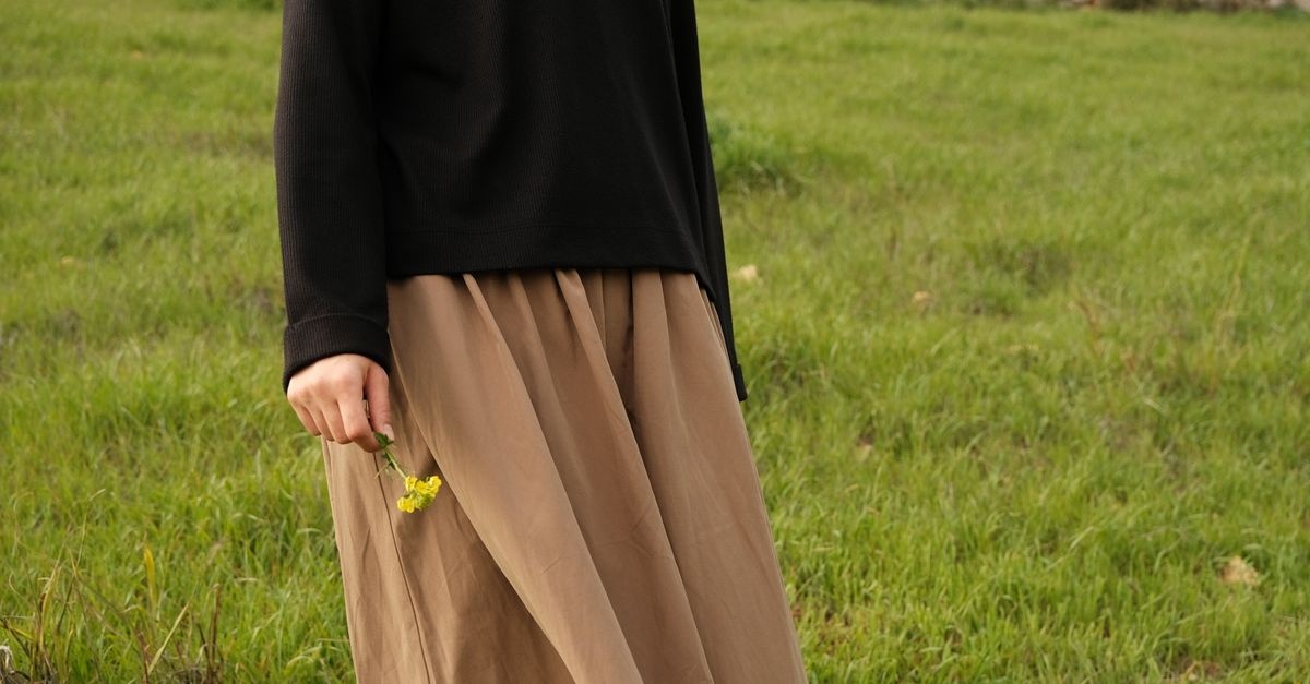 Stilvoll durch jede Saison: So kombinierst du Midirock und langen Pullover zum perfekten Look
