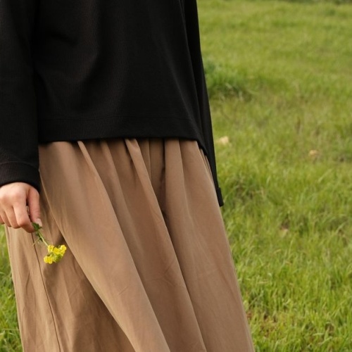 Stilvoll durch jede Saison: So kombinierst du Midirock und langen Pullover zum perfekten Look