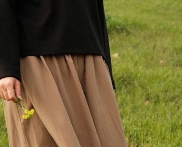 Stilvoll durch jede Saison: So kombinierst du Midirock und langen Pullover zum perfekten Look