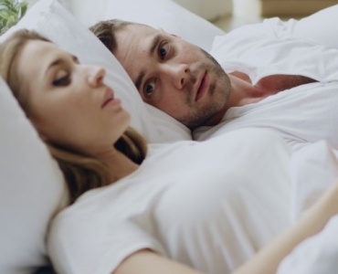 Wenn Schnarchen mehr bedeutet: Schlafapnoe bei Frauen frühzeitig erkennen und richtig handeln