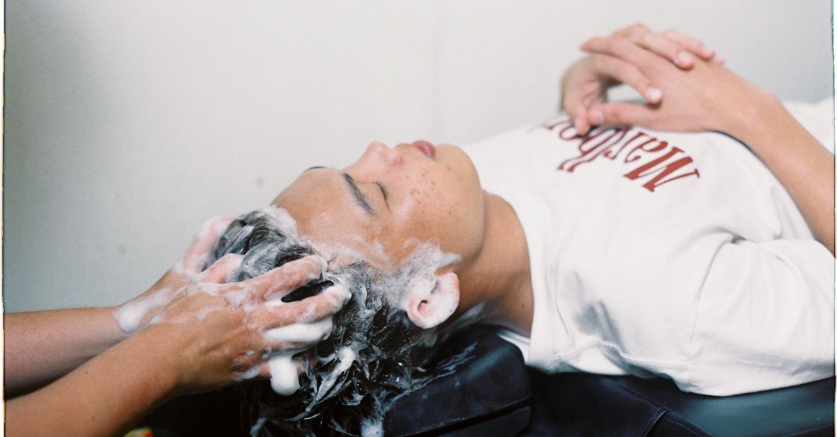 Weniger ist mehr: Warum Shampoo nur an die Kopfhaut gehört – und wie du es richtig machst