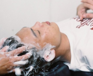 Weniger ist mehr: Warum Shampoo nur an die Kopfhaut gehört – und wie du es richtig machst
