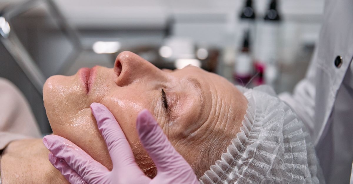 Sanftes Peeling für reife Haut: So strahlt dein Teint ohne Irritationen