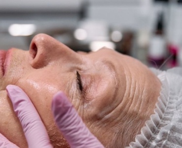Sanftes Peeling für reife Haut: So strahlt dein Teint ohne Irritationen
