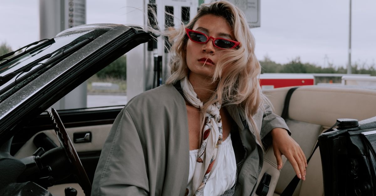 Stilvoll gestylt: So bindest du dein kleines Halstuch modern – 7 Looks für jeden Tag