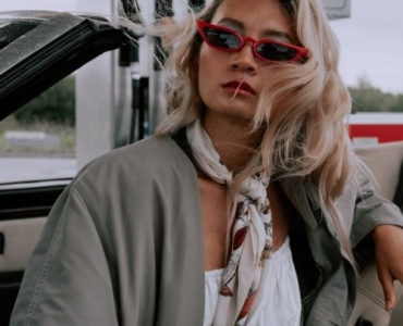 Stilvoll gestylt: So bindest du dein kleines Halstuch modern – 7 Looks für jeden Tag