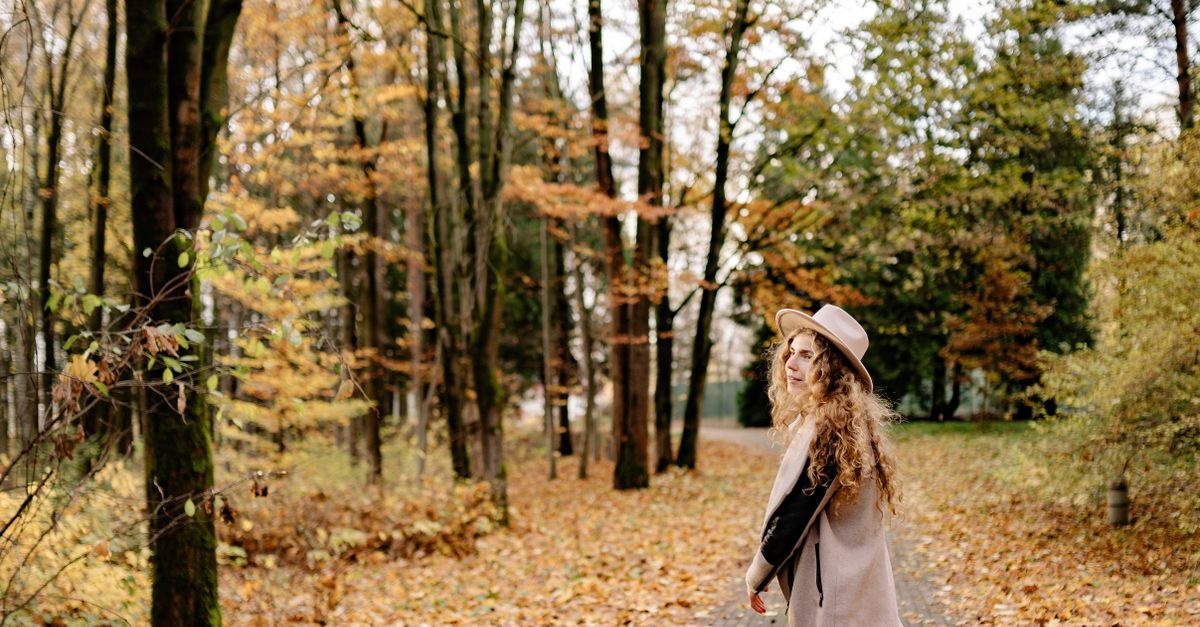 Golden Glow im Herbst: Warme Farbwelten & Outfit-Ideen, die sofort gute Laune machen