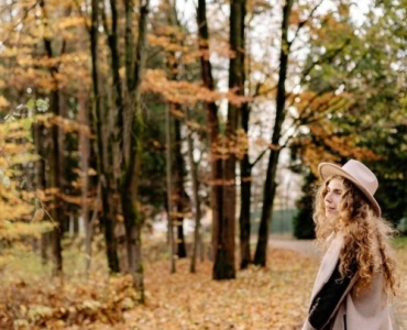 Golden Glow im Herbst: Warme Farbwelten & Outfit-Ideen, die sofort gute Laune machen