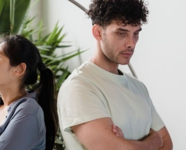 Nach dem Streit plötzlich zu viel Liebe? So erkennst du Love Bombing und schützt dich