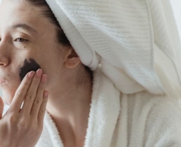 Gesichtsmaske richtig anwenden: Vor oder nach der Reinigung für den besten Effekt?