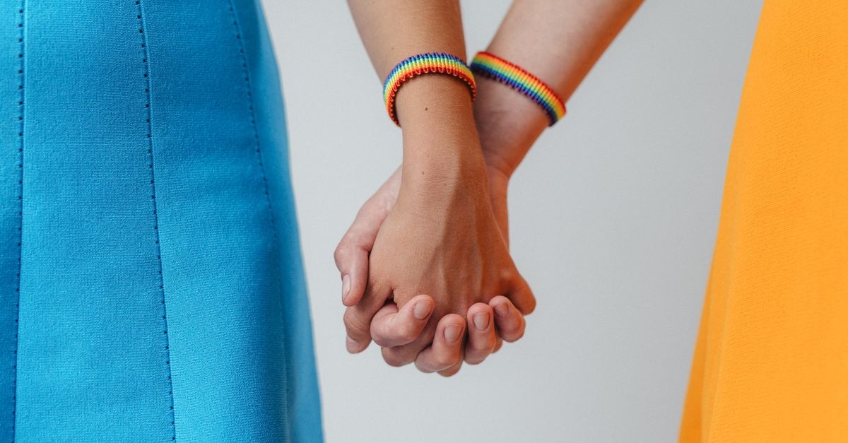 Mut zur Wahrheit: Wie ein Coming-out in einer bestehenden Beziehung neue Nähe schaffen kann
