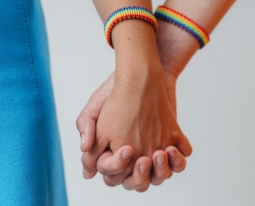 Mut zur Wahrheit: Wie ein Coming-out in einer bestehenden Beziehung neue Nähe schaffen kann